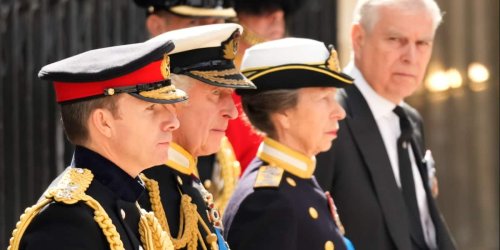 Aus dem Buckingham Palace: Charles wirft Andrew endgültig raus: „Kein Platz mehr für dich“