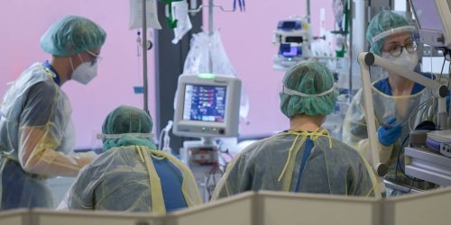 News zur Corona-Pandemie: RKI vermeldet Höchstwert: Bundes-Inzidenz steigt zum ersten Mal auf über 800