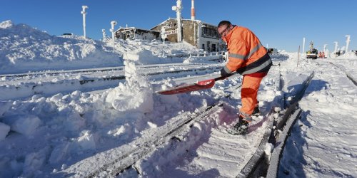 Freizeit: Sonniges Winterwetter: Lifte und Schmalspurbahn fahren
