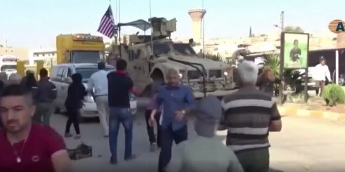 Bei US-Truppenabzug aus Syrien: Anwohner bewerfen Soldaten mit Kartoffeln - Video