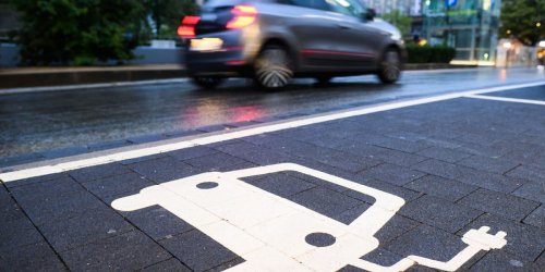 „Hohe Zahl der Mehrfachkäufe überrascht“ : Hunderttausende steckten Umweltprämie für E-Autos gleich mehrfach ein