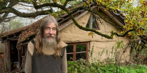 Zwischen Kerzenschein und Kompostklo: Friedmunt lebt seit 30 Jahren ohne Strom im Wald: „Das ist das reale Leben“