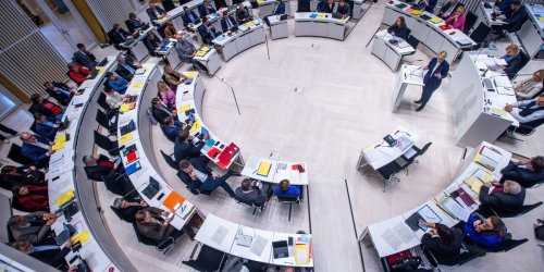 Bildung: Lehrergewerkschaft genervt von Bildungsdebatte im Landtag