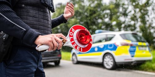 Kreis Soest: Winkende Hände aus Plane: Polizei stoppt Sattelzug auf A44