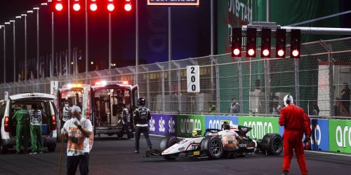Übler Crash in Formel 2: Fahrer rast in stehendes Auto - Helis fliegen beide Piloten in Klinik