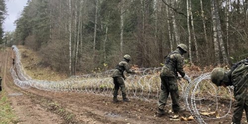 NATO-Draht mit rasiermesserscharfen Klingen: Wie Polen seine Grenze zu Russland sperrt