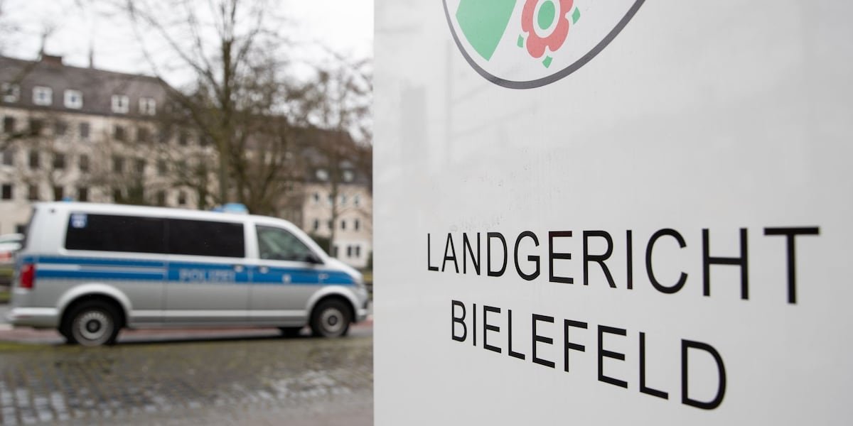 Großeinsatz vor Gericht in Bielefeld: „Draußen schießt einer!“ Schüsse bei Prozess um getöteten Boxer, mehrere Verletzte