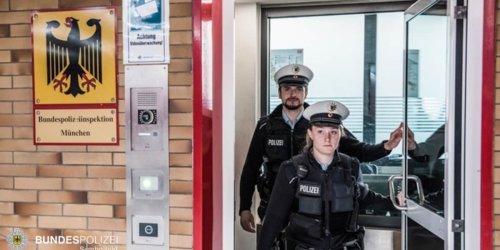 Bundespolizeidirektion München: Bundespolizeidirektion München: "Tanzend" in der S-Bahn / Betrunkener entblößt sich im Zug