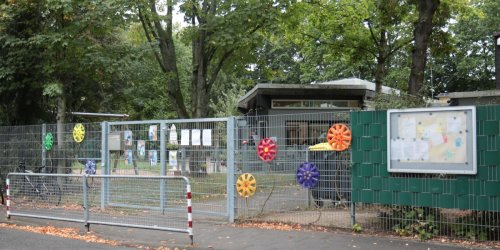 Kita in Köln: Türsteherin kontrolliert Zugang – macht das ganze Problem deutlich