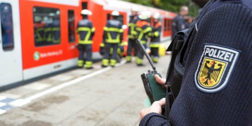 Unglück an Hamburger S-Bahnhof – Frau rutscht zwischen Zug und Bahnsteig