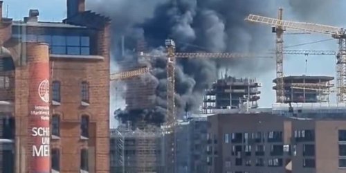 Rauchwolke über der Stadt: Große Explosion in Hamburger Hafencity - Bundesamt warnt