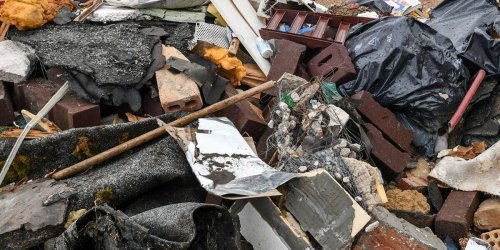Müll-Skandal bei Hamburg?: Rätsel um Abfall-Berge auf Grundstück