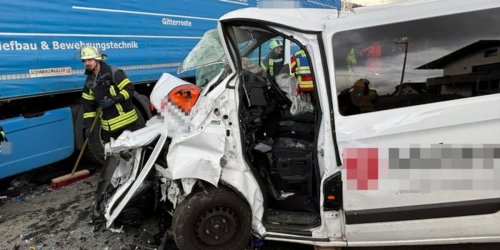 Kreisfeuerwehrverband Bodenseekreis e. V.: KFV Bodenseekreis: B33: Kollision von Kleinbus mit LKW