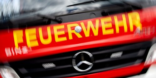 Brand: Dachstuhl in Brand: 160 Feuerwehrleute löschen Feuer