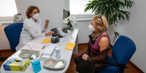 Bundesweit viele Atemwegsinfekte: Krankheitswelle lässt Hausärzte verzweifeln: „Werden nicht mehr alles schaffen“