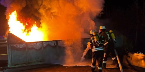 Feuerwehr Schermbeck: FW-Schermbeck: Gemeldeter Gewerbe-/Industriehallenbrand
