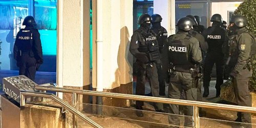 Handgranaten, Maschinenpistolen, Panzerfäuste: Den Straßenkampf tragen Stuttgarter Banden jetzt mit Kriegswaffen aus