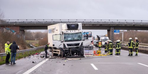Schwarzer Montag: Unfälle legen Autobahnen in und um Hamburg lahm – Lkw-Fahrer tot