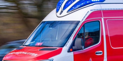 Zwickau: Autofahrer missachtet Vorfahrt: Rollerfahrer schwer verletzt