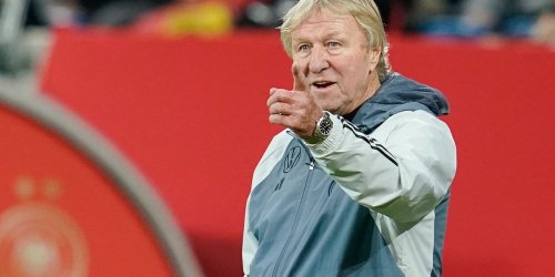 Fußball: Hrubesch lässt Zukunft als Bundestrainer der Frauen offen
