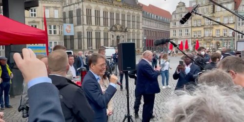 Lauterbach wird in Bremen zusammengeschrien - dann greift er zum Mikrofon - Video