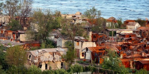 Absurde Visionen inmitten eines Krieges: Während die Stadt in Trümmern liegt, träumen russische Besatzer vom Badeort Mariupol