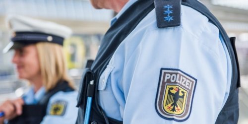 Bundespolizeiinspektion Bad Bentheim: BPOL-BadBentheim: Zugbegleiterin mit Messer bedroht