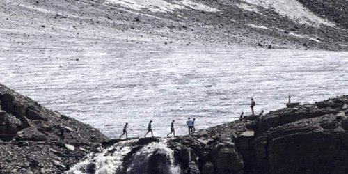 Eis schmilzt weg: Hitze-Sommer legt seit 2000 Jahren verborgenen Pass in Alpen frei