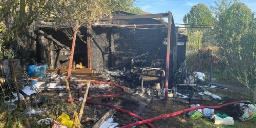 Polizeipräsidium Mannheim: POL-MA: Mannheim-Seckenheim: Brand auf Kleingartenanlage, vier Gartenhäuschen brennen fast völlig nieder