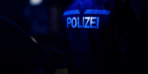 Gerade gekauft: Senior hantiert mit Spielzeugwaffe - Polizeieinsatz