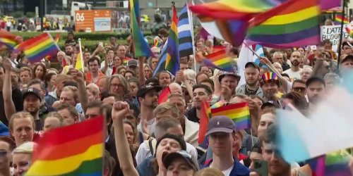 Nach mutmaßlichem Terroranschlag: Trotz Absage: Tausende versammeln sich in Oslo zu LGBTQ-Event