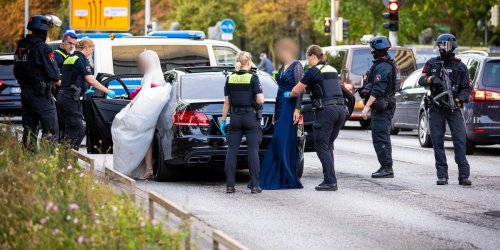 Hannover: Schwerbewaffnete Polizisten durchsuchen Hochzeitskorso