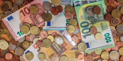 Budgetplanung durch Cash-Stuffing?: Warum der neue Tik-Tok-Trend des Bargeldstapelns niemandem nützt