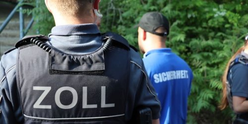Hauptzollamt Dresden: HZA-DD: Zoll: Finanzkontrolle Schwarzarbeit kontrolliert auf der Hutbergbühne in Kamenz