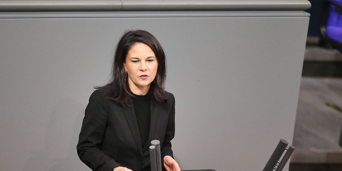Flieger mit Flüchtlingen gelandet: CSU kritisiert Baerbock für Aufnahme von Afghanen