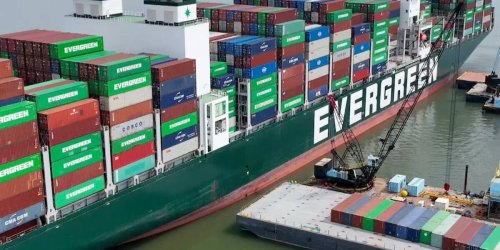 Schwesterschiff der „Ever Given" in den USA havariert: Vor einem Monat festgefahren: Containerschiff „Ever Forward" wird entladen