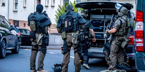 Großeinsatz in Bielefeld: Mann droht mit Gasexplosion in Geschäft - SEK überwältigt ihn