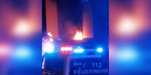 Erst Knall, dann Flammen: Silo in Hamburg brennt