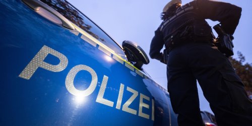 Landshut: Mann drückt Partnerin zu Boden: Frau leicht verletzt