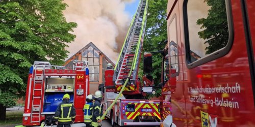 Riesen-Rauchwolke im Norden: Großbrand hält Feuerwehr in Atem