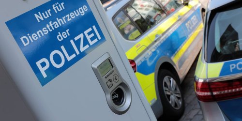 Einsätze müssen abgebrochen werden: Aufladen statt Verbrecher jagen: E-Streifenwagen machen auf Einsätzen schlapp
