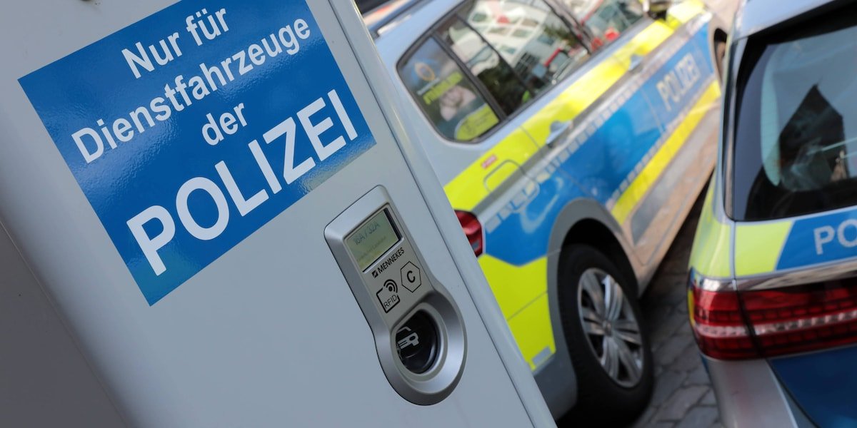 Einsätze müssen abgebrochen werden: Aufladen statt Verbrecher jagen: E-Streifenwagen machen auf Einsätzen schlapp