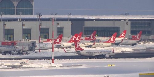 Flugbetrieb zum Teil wieder aufgenommen: Schneechaos in der Türkei: Aufräumarbeiten am Istanbuler Flughafen