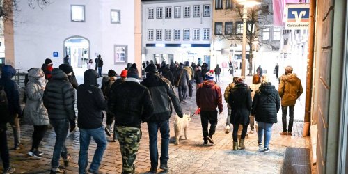 In Rosenheim: Laut Polizei war es eine "Watschn": Juso wird von Corona-"Spaziergängern" angegriffen