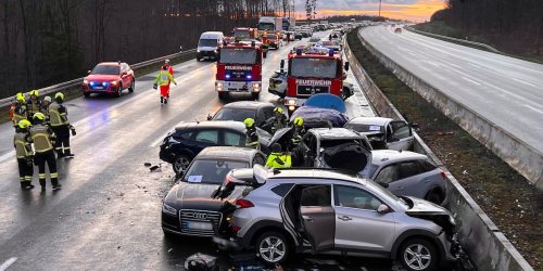 Unfall-Drama in Bayern: Starkregen führt zu Massenkarambolage mit 40 Fahrzeugen - zwei Tote