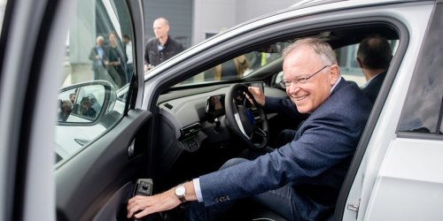 Automobilindustrie: VW-Aufsichtsrat Weil sieht E-Fuels mit Skepsis