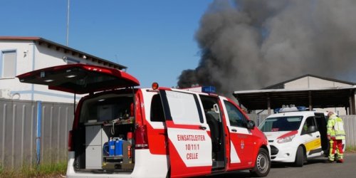 Freiwillige Feuerwehr Celle: FW Celle: Feuer auf Entsorgungsbetrieb in Altencelle - 2. Lagemeldung 20:00 Uhr!