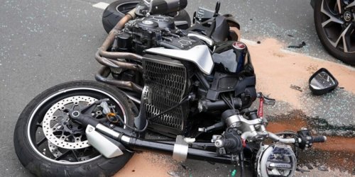 Feuerwehr Ennepetal: FW-EN: Schwerer Motorradunfall: Motorrad kollidiert mit PKW