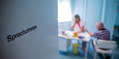 Teure Krankenversicherung: Privat krankenversichern: Guter Spartipp oder Weg in die Altersarmut?