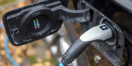 Münchberg: Mann zieht Stecker bei Elektroauto, Besitzer verpasst ihm Faustschlag